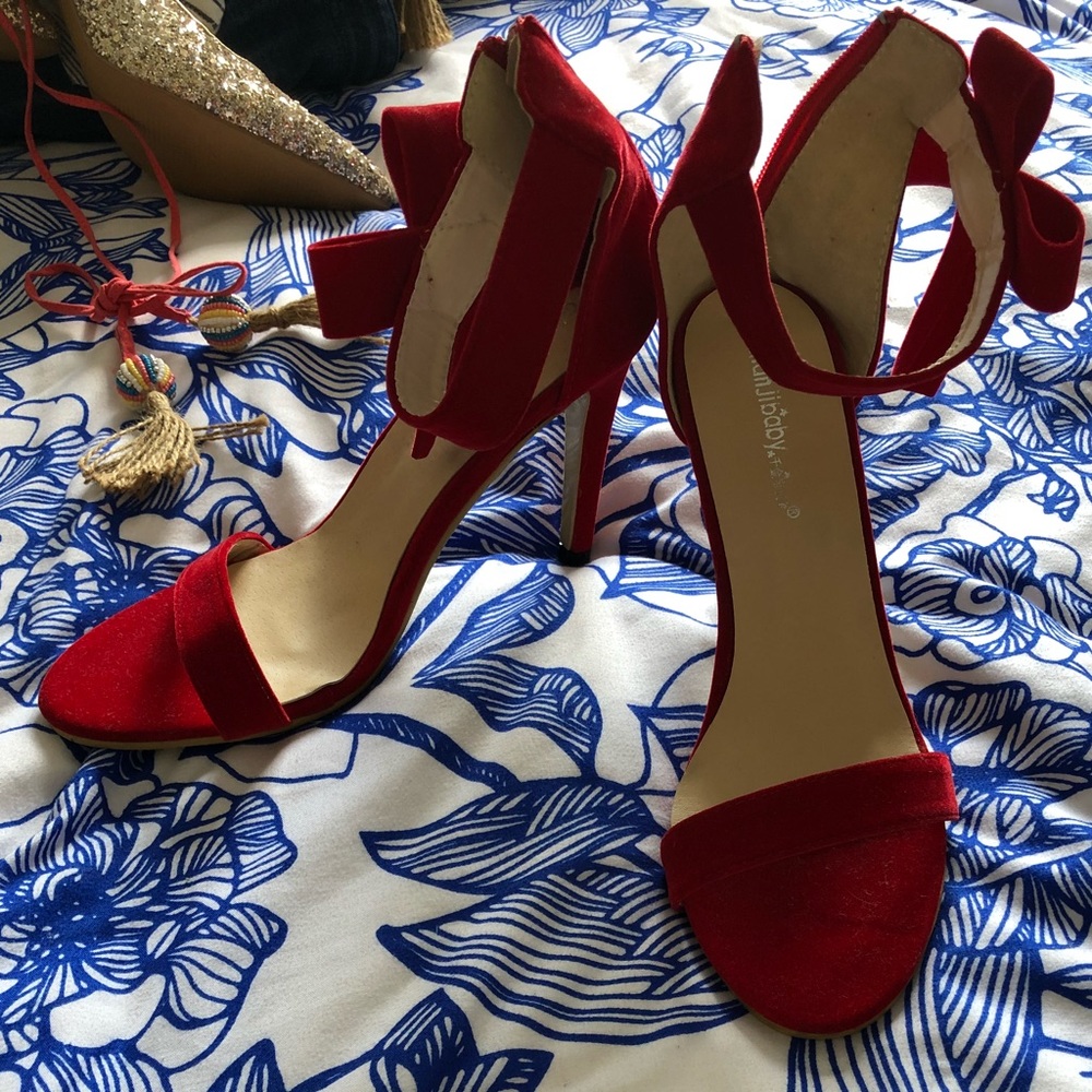 Heels with bow